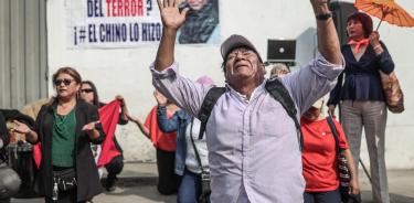 Seguidores de Fujimori rezan de rodillas frente a la cárcel limeña donde está encarcelado el expresidente