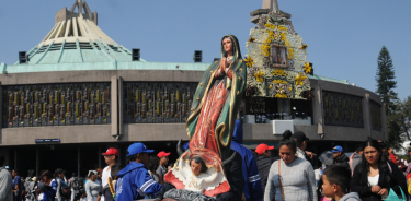 Cientos de peregrinos continúan arribando a la Basílica para festejarla y agradecerle por los favores concedidos durante el año