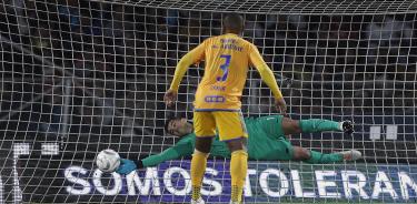 Aunque el portero de Pumas Julio González jugó bien, al final sucumbió bajo los tres palos.