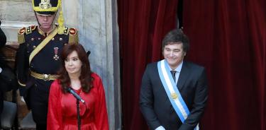 Una foto para la historia moderna Argentina: la expresdienta peronista Cristina Fernández, junto al nuevo presidente, el ultraderechista Javier Milei, este domingo en la jura del cargo
