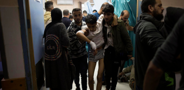 Una persona herida (C) recibe ayuda a caminar dentro del Hospital Nasser en Khan Yunis, sur de la Franja de Gaza,