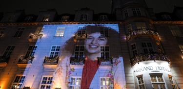 El retrato de la activista iraní encarcelada, Narges Mohammadi, fue proyectado sobre la fachada del Gran Holtel de Oslo (Noruega), donde se celebró el banquete tras la entrega del Nobel de la Paz