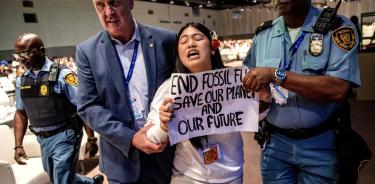 Una activista india es saca de la sala de conferencias del COP28 de Dubái