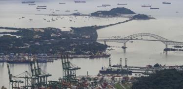 Buques esperan su turno para cruzar el canal de Panamá