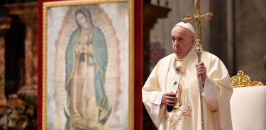 El papa Francisco ofició en la basílilca del Vaticano con un retrato de la virgen de Guadalupe