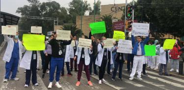 Los manifestantes se concentraron en el cruce de Av. Cuahutemoc y Baja California frente al Centro Medico Nacional Siglo XXI.