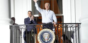 Imagen de archivo de Hunter Biden detrás de su padre Joe Biden en la Casa Blanca