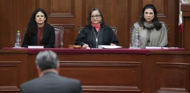 Norma Piña, ministra presidenta del PFJ, flanqueada por Luisa María Alcalde Luján, de Gobernación, y Norma Piña, presidenta de la Cámara de Diputados.