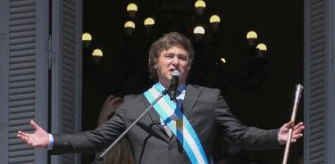 El presidente de Argentina, Javier Milei, saluda a simpatizantes en el balcón de la Casa Rosada