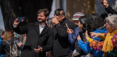El presidente de Chile Gabriel Boric se fotografía con simpatizantes tras votar en Punta Arenas