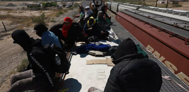 Migrantes viajan sobre el tren conocido como “La Bestia”, el 29 de septiembre de 2023, en Ciudad Juárez, Chihuahua