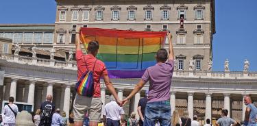 Pareja gay escucha al papa Francisco en la plaza de San Pedro