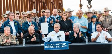 El gobernador de Texas, Greg Abbott, tras firmar una ley antiinmigrante frente a la construcción de un muro fronteriza, a la altura de Brownsville