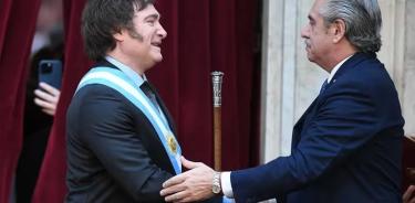 El ultraderechista Javier Milei recibe el bastón de mando de manos del peronista Alberto Fernández, el 10 de diciembre