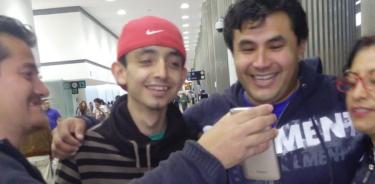 Rodolfo junto a sus padres y familia en el Aeropuerto.