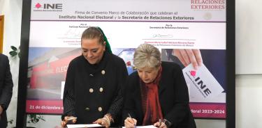Las titulares de la cancillería mexicana y del INE, Alicia Bárcena y Guadalupe Taddei firmaron un convenio de colaboración para garantizar el voto de mexicanos en el exterior