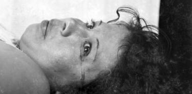 Esta no es María de Jesús Gress. Es una de muchas mujeres heridas que la cámara de los hermanos Casasola captaron entre 1930 y 1935. Pocos detalles hay de ellas, pocos datos de su destino, salvo que fueron víctimas de agresión. En el caso de Gress, aunque su caso se publicó, no existe una foto de ella.