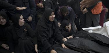 Los palestinos lloran a sus muertos mientras Israel continúa atacando Gaza