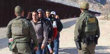 Unos agentes de la Patrulla Fronteriza estadounidense reciben a un grupo de migrantes