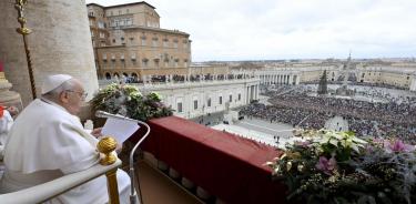 El Papa Francisco dirigiendo la oración Urbi et Orbi desde el balcón de la Basílica de San Pedro en el Vaticano