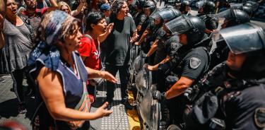 Argentinos protestan contra las medidas económicas de Javier Milei