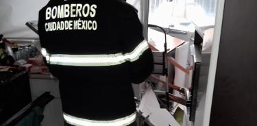 Incendio en torre de departamentos en Coapa deja cuatro heridos
