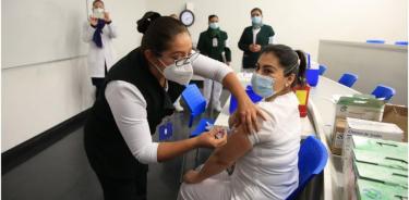 Cruz Roja ofrece vacuna anticovid