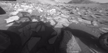 El rover Curiosity de la NASA capta un día marciano, del alba al ocaso.