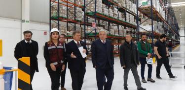 El presidente Andrés Manuel López Obrador, en la inauguración del almacén que mide lo de diez zócalos techados. Surtirá todas las recetas y vacunas, asegura.