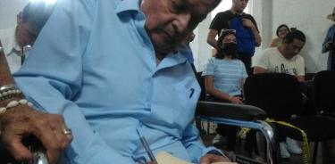 José Agustín firma autógrafos en su última aparición pública en abril pasado.