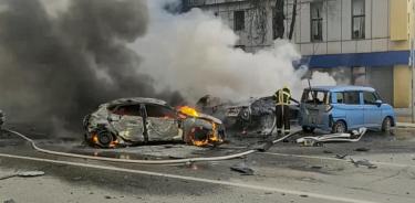 Bomberos rusos apagando automóviles en llamas después del bombardeo en Bélgorod