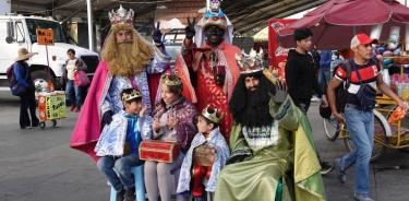 Una familia se toma una foto con los Reyes Magos Melchor, Gaspar y Baltazar en Iztapalpa, CDMX