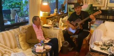José Agustín y Benjamín Anaya, en la casa del escritor y cantando “Ojalá estuvieras aquí”, de Pink Floyd.