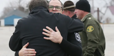 El jefe de la policía de Perry (Iowa) se abraza con un familiar de una de las víctimas