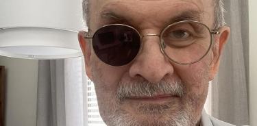 El escritor Salman Rushdie.