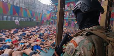 Soldados de Infantería de Marina, este lunes tras sofocar un motín en Cárcel Regional del Litoral, en Guayaquil