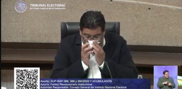 El magistrado del Tribunal Electoral, Reyes Rodríguez Mondragón, vivió un incidente de salud que provocó un receso del órgano de justicia.
