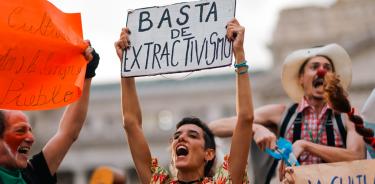 Personas se manifiestan hoy contra el Gobierno de Javier Milei, frente al Congreso de la Nación en Buenos Aires.