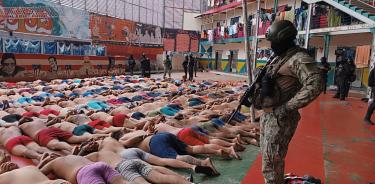 Fotografía cedida por las Fuerzas Armadas de Ecuador que muestra la intervención en la cárcel Regional del Litoral, en Guayaquil