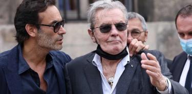 El actor Alain Delon y su abogado Christophe Ayela.