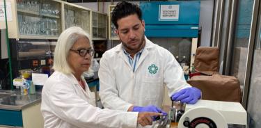 David Julián Arias Chávez y Guadalupe Bravo prueban el compuesto para atender HPB en el Departamento de Farmacobiología de Cinvestav.