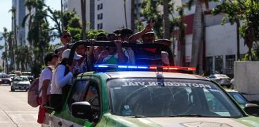 Camionetas de Protección Vial trasladan a usuarios del transporte público ante la falta de servicio, en Acapulco/