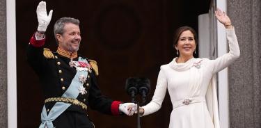 Federico X y María de Dinamarca saludan desde el Palacio Real de Copenhague
