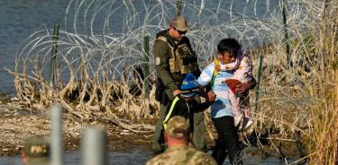 Agentes de la Guardia Nacional de Texas arrestan a migrantes en Shelby Park, junto al Río Bravo y cerca de Eagle Pass, Texas