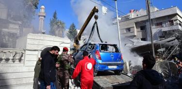 Equipos de rescate trabajan en el edificio atacado por Israel en Damasco
