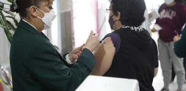 Persona de la tercera edad recibiendo la vacuna contra la influenza