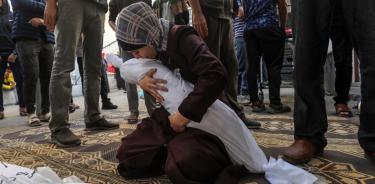 Una madre llora mientras abraza el cadáver de su hijo, muerto durante un bombardeo israelí