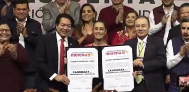Claudia Sheinbaum Pardo, recibe constancia que la acredita como candidata única presidencial de Morena. La acompañan Alfonso Durazo y Mario Delgado