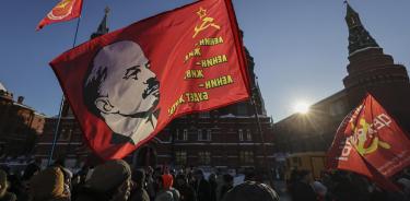 Apenas medio millar de nostálgicos rusos acudieron este domingo al mausoleo de Lenin en la plaza Roja de Moscú