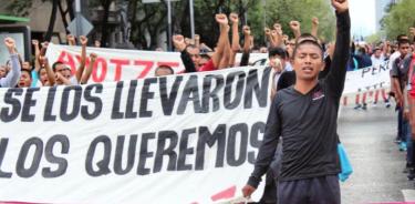 Marcha por el primer aniversario de la desaparición de los normalistas de Ayotzinapa.